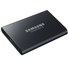 Bild zu Samsung MU-PA1T0B/EU Portable SSD T5 1TB ((bis zu 540 MB/s) + USB Kabel Typ C auf C und Typ C auf A) für 239,71€ (Vergleich: 297,49€)