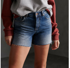 Bild zu Superdry Damen Mittellange Denim-Shorts für je 23,95€ (Vergleich: 30€)