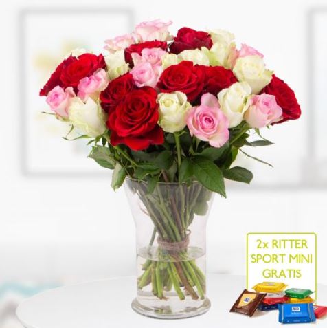 Bild zu gemischter Rosenstrauß (40cm) mit 30 Rosen + 2 gratis Mini Schokis für 22,90€