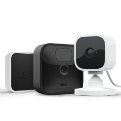 Bild zu [endet heute] Blink Outdoor, witterungsbeständige HD-Überwachungskamera + Blink Mini, Überwachungskamera für innen für 69,99€ (VG: 134,98€)